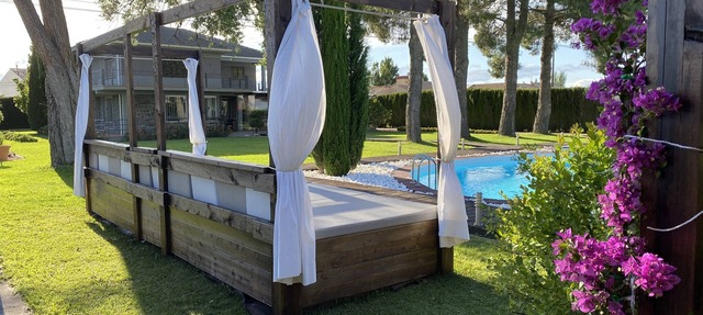 Luxury villa with detail decorated pool in Zaragoza