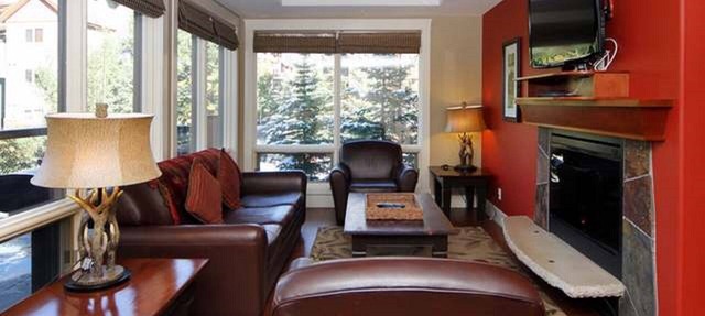 Mökki Mountain Suite - mountain views & private corner unit in Canmore