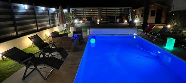 Maison 8 pers avec piscine chauffée jacuzzi proche orleans in Saran