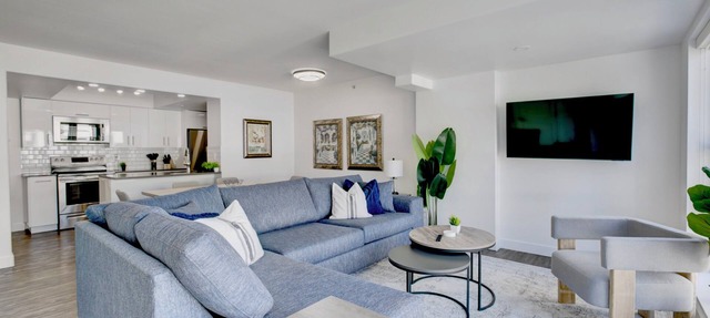 Modern 2BR/2BA Retreat King Bed Desk Views in Vancouver