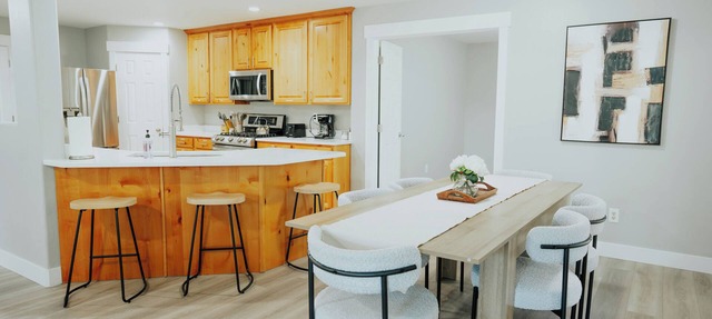 Modern 5BR Getaway Sleeps Large Groups Near Ski & City in West Jordan