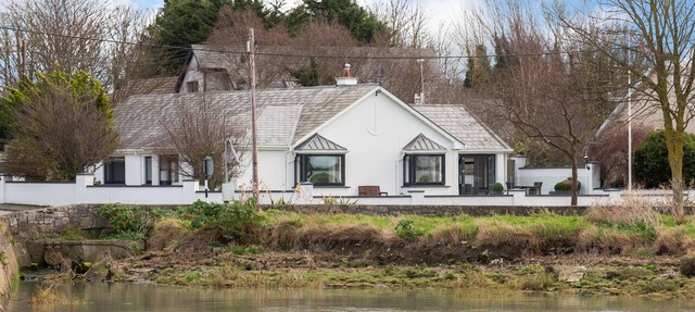 Modern bungalow on the water, near airport and Dublin. in Rush