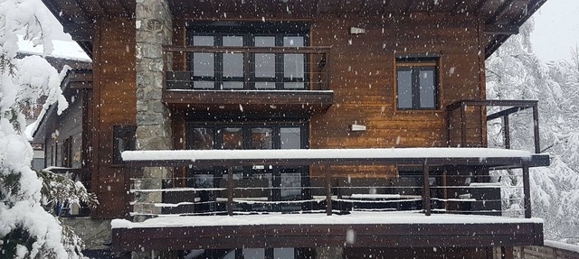 Modern Centrally located chalet, wifi, hot-tub and log fire in Morzine