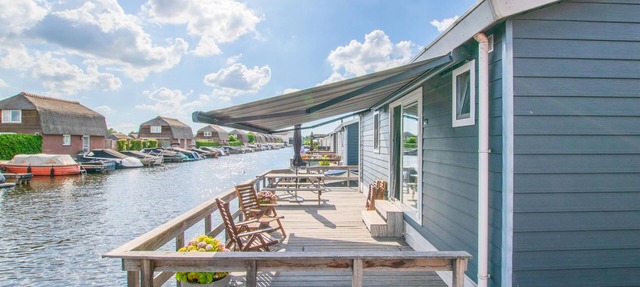 Modern chalet with private jetty on the water in Breukelen