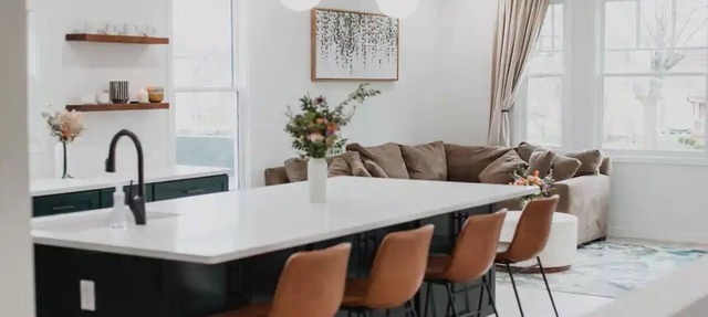 Modern Downtown Indy Apt - King Bed, Patio & Cute Flower Shop Below in Indianapolis