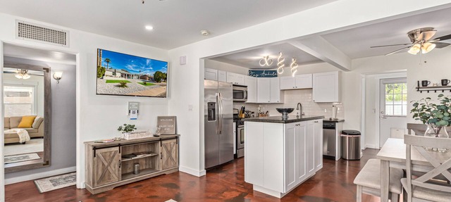 MODERN LIVING! CAMELBACK EAST-BILTMORE HOME in Phoenix
