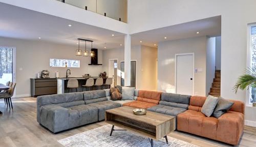 Modern Luxury 4-Bedroom Home by Mont-Tremblant Ski Resort in Lac-Superieur