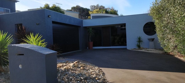 Modern Luxury 4bdr Beach house Family Friendly. NBN. 2 Smart TV’s, New Kitchen in Torquay