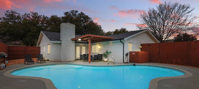 Modern Luxury x Backyard Pool Retreat, 4-BD, 2-BA in Plano