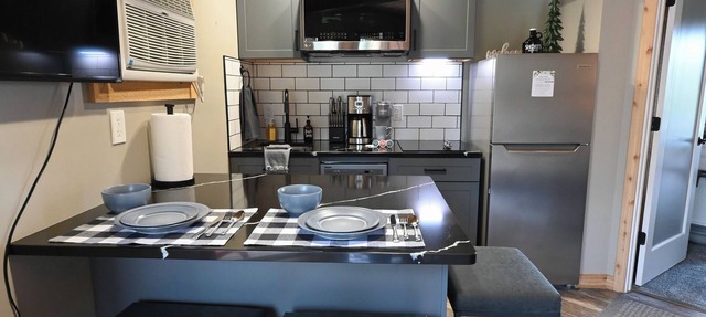 NEW Renovated Kitchen! Upscale throughout. 1 bedroom KING bed. sleeps 2 WIFI in Mancelona