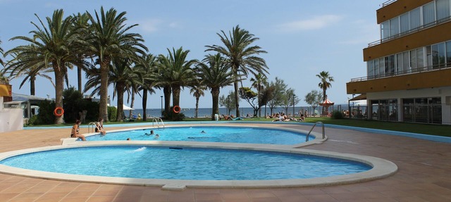 Newly renovated apartment, located 50 meters from the sea, with swimming pool. in Sant Adrià de Besòs