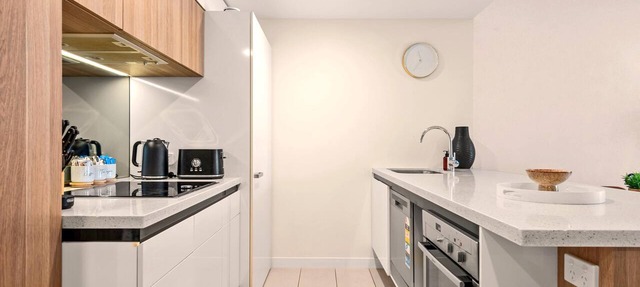 Newstead Balcony Hideaway | Rooftop Pool | Walk to James St & the Valley in Newstead