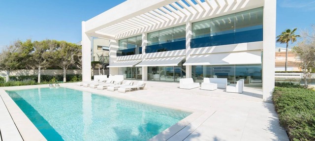 Nice home in Palma with private swimming pool, can be inside or outside in Palma