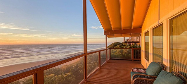 Oceanfront Home with Private Deck & Water Views, Full Kitchen, Free WiFi in South Beach