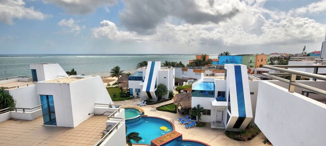 Oceanfront Luxury Townhome Condo Wifi 3 Smart TV'S Pool & Spa in Puerto Morelos