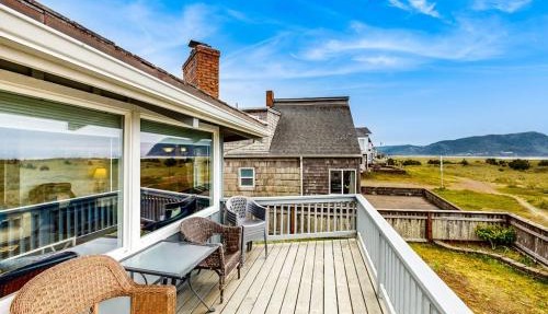 Oceanfront octagon house with panoramic water views WiFi & washer&dryer in Seaside