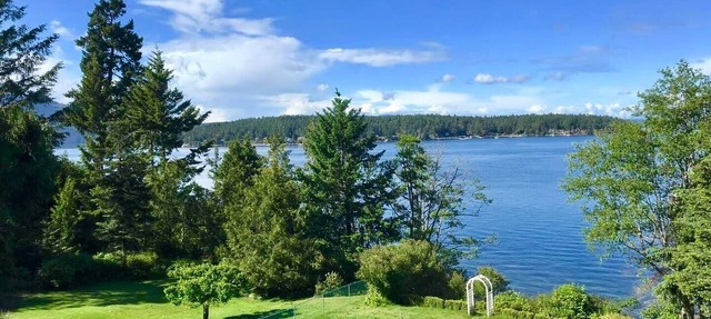 Oceanfront Retreat: Near Airport & Ferry. Perfect for Families in Sidney