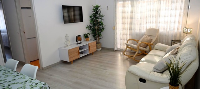 OFFER, SPACIOUS confortable 3 BEDROOMS , CLIMATISSATION + FREE WIFI in Badalona