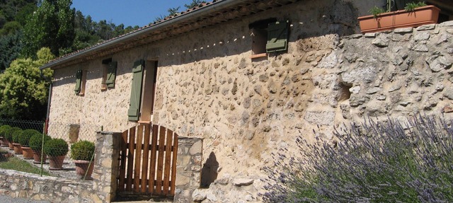 Old sheepfold with view of the village and its cliffs in Cotignac