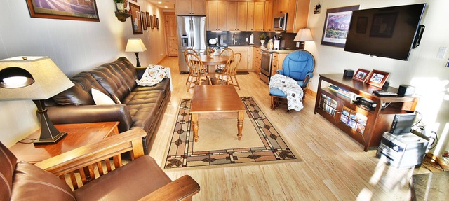 On Lake! Hot Tub, Views, Elevator! Walk to Concerts, Marina, Dining in Dillon