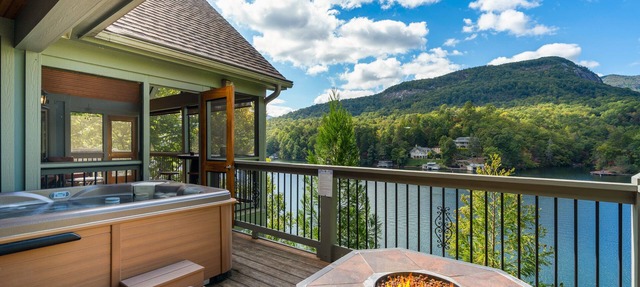 Over the Edge - Lakefront, Hot tub, Sleeps 10, Two kayaks in Lake Lure