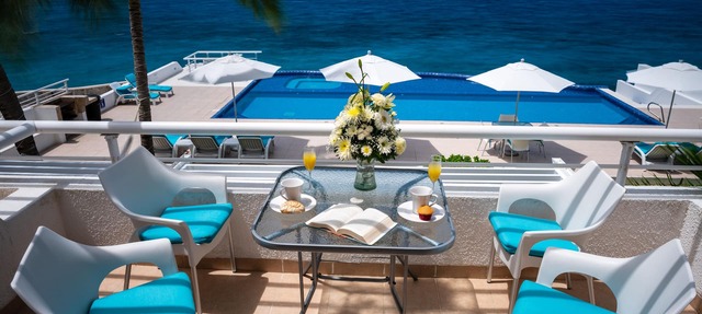 Peaceful Oceanfront condo, Blue&White Calming Vibes, Attentive onsite staff in Cozumel