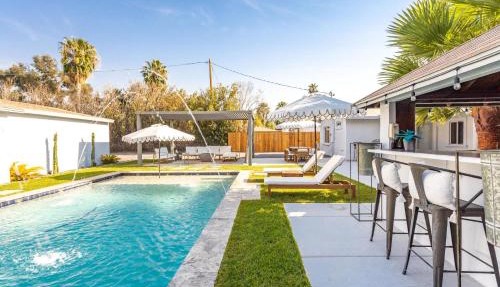 Peacock Paradise Home - Pool with Gazebo Bar & Firepit in Phoenix