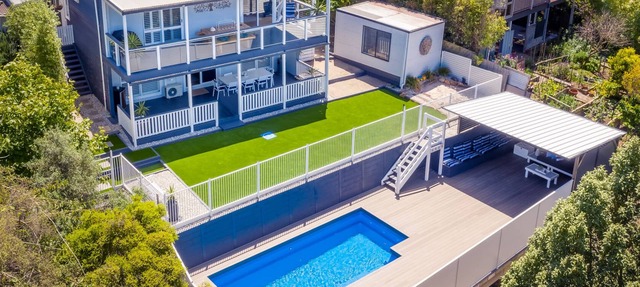 PENINSULA RETREAT beach house with views & a pool in Rye