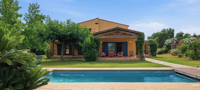 PERALADA PEARL: Villa with a Pool in the Heart of the Golf Course in Peralada