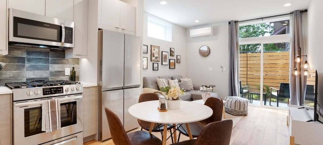 Perch - Wallingford Place: Modern & Cozy Townhome w/Parking & A/C in Seattle