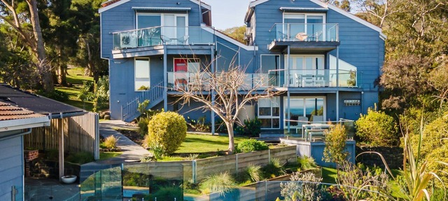 Pet Friendly - Bay Views From Drury Lane with Solar Heated Pool and Gas Heated Spa in Dromana