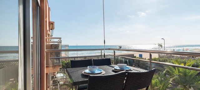Pet-Friendly Ocean View Apartment Renovated with Sea View, Pool, Wi-Fi, A/C, Terrace & Garden in Gava