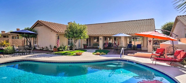 Pool, Putting Green, Fire Pit: Elegant Peoria Home in Peoria