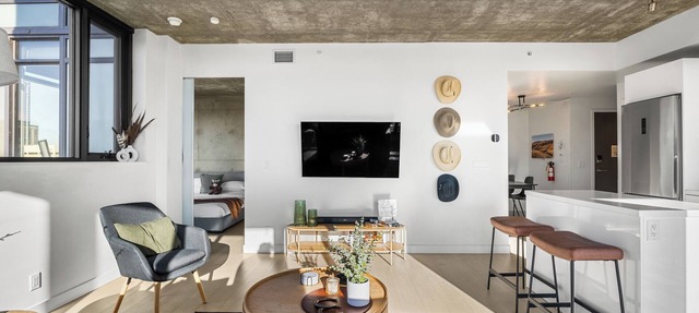 Prairie Cowboy Modern DT 2BR Parking, AC (No Pets) in Calgary