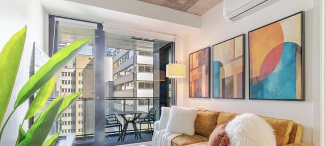 Premium Downtown Stay | Pools Gym Sauna & WiFi in Montreal