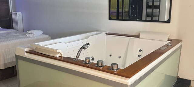 Prestige Suite with private Jacuzzi & Sauna in Le Havre