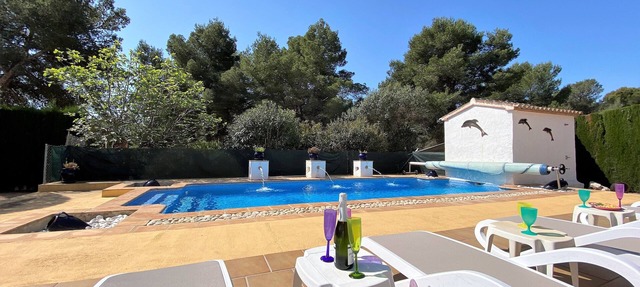 Privacy villa & pool, a/c, 3 bedrs, 3 ensuite bathrooms, lounge and wifi in Javea