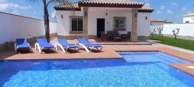 Private pool, outdoor kitchen and bar, free Wi-Fi, brick barbecue, shady verandas - Casa David - in Conil de la Frontera
