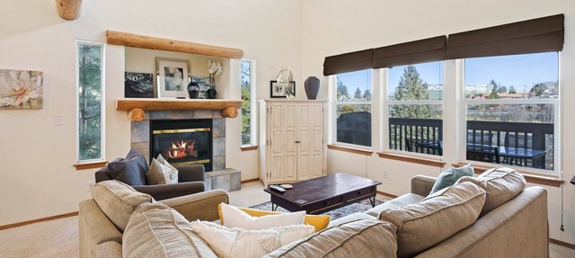 Quiet River - Beautiful Bend Townhouse - EV charger - Deschutes River in the back! in Bend