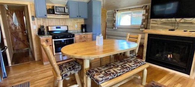Renovated Log cabin at AuTrain Lake in AU TRAIN