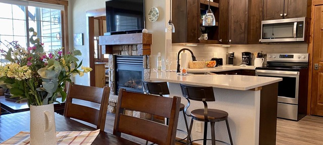 Renovated, Ski-in/out, 2Bed/2Bath Condo; 25 Steps to Slope, KickingHorse Lodges in Granby