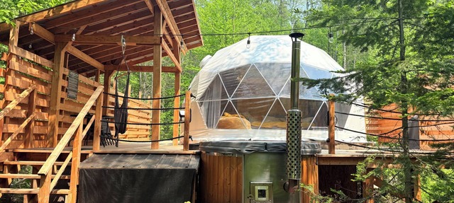 River/Wooden Hottub Dome in Nature in Sainte-Rose-du-Nord