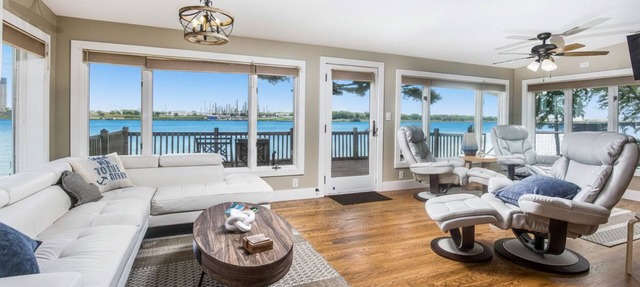 Riverfront Freighter view, 3 Bedroom with 2 Kings, Hot Tub, Air Hockey, Foosball in Port Huron