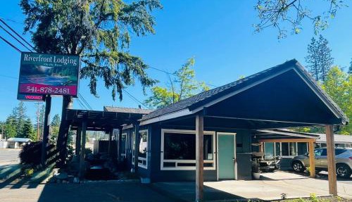 Riverfront Lodging in Shady Cove
