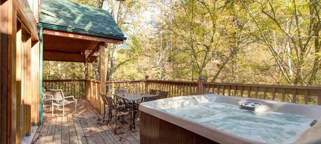 Rivers Edge, 3 Bedrooms, Sleeps 8, On Stocked Stream, Hot Tub, Grill in Sevierville