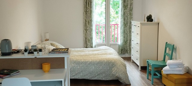 Room with its own bathroom, newly renovated and in a very quiet area. in Usurbil
