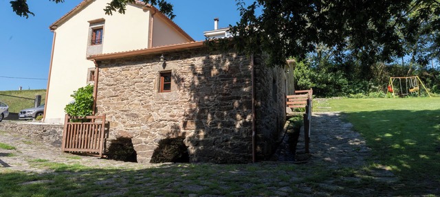Rural house with farm next to the river, 5 minutes from the Cathedral (pets allowed). in Santiago de Compostela