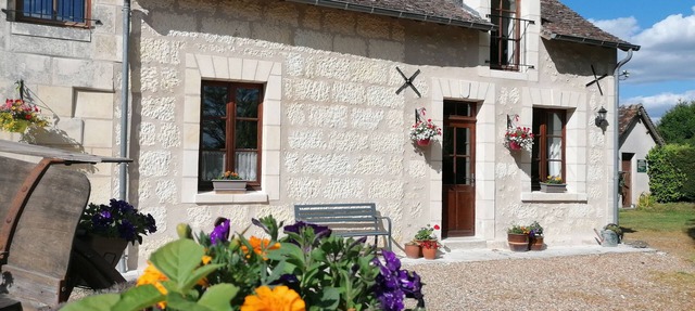 Rustic 2 bed self-catering cottage with heated pool & panoramic views. in Le Petit-Pressigny