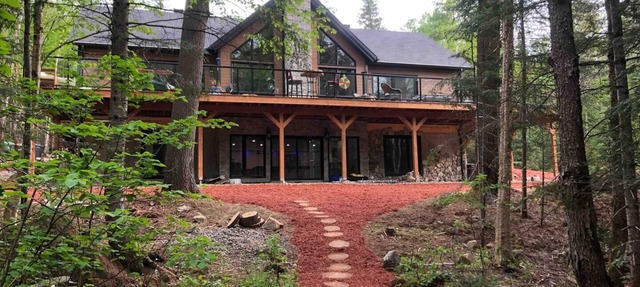 Rustic cottage with a modern touch on river-lake, 6 bedrooms in St-Adolphe-d'howard