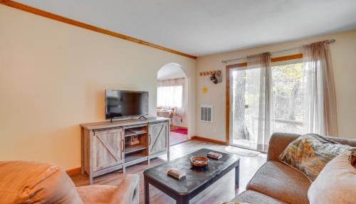 Rustic Retreat w/Deck: 1 Mi to Table Rock Lake in Shell Knob
